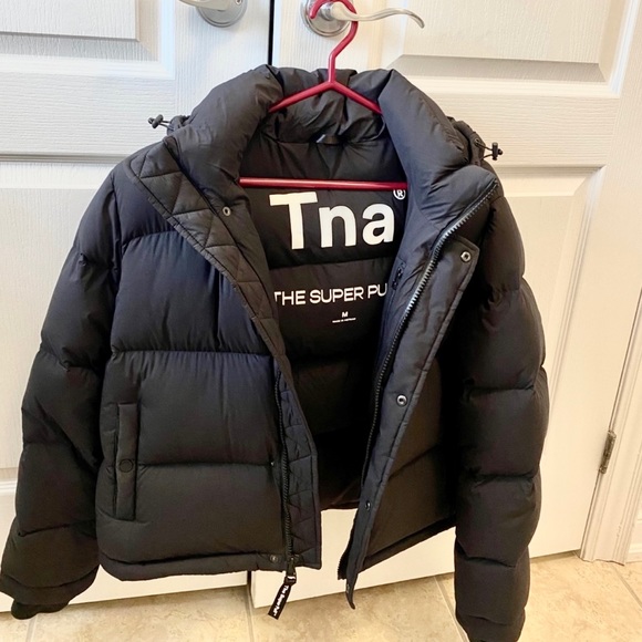 SOLD* Aritzia super puff shorty - Picture 5 of 5